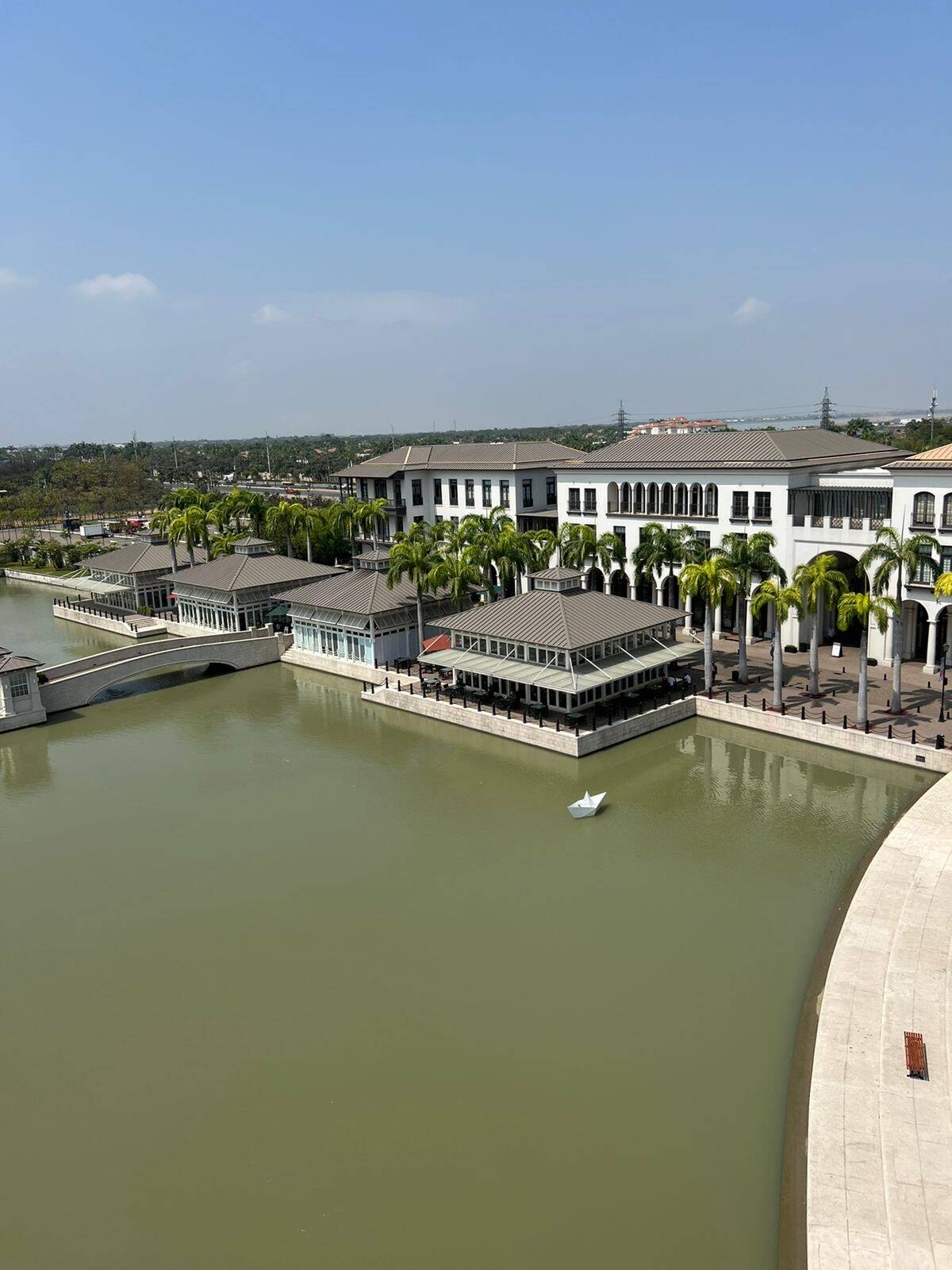 ESPECTACULAR VILLA AL LAGO A LA VENTA, VÍA SAMBORONDON