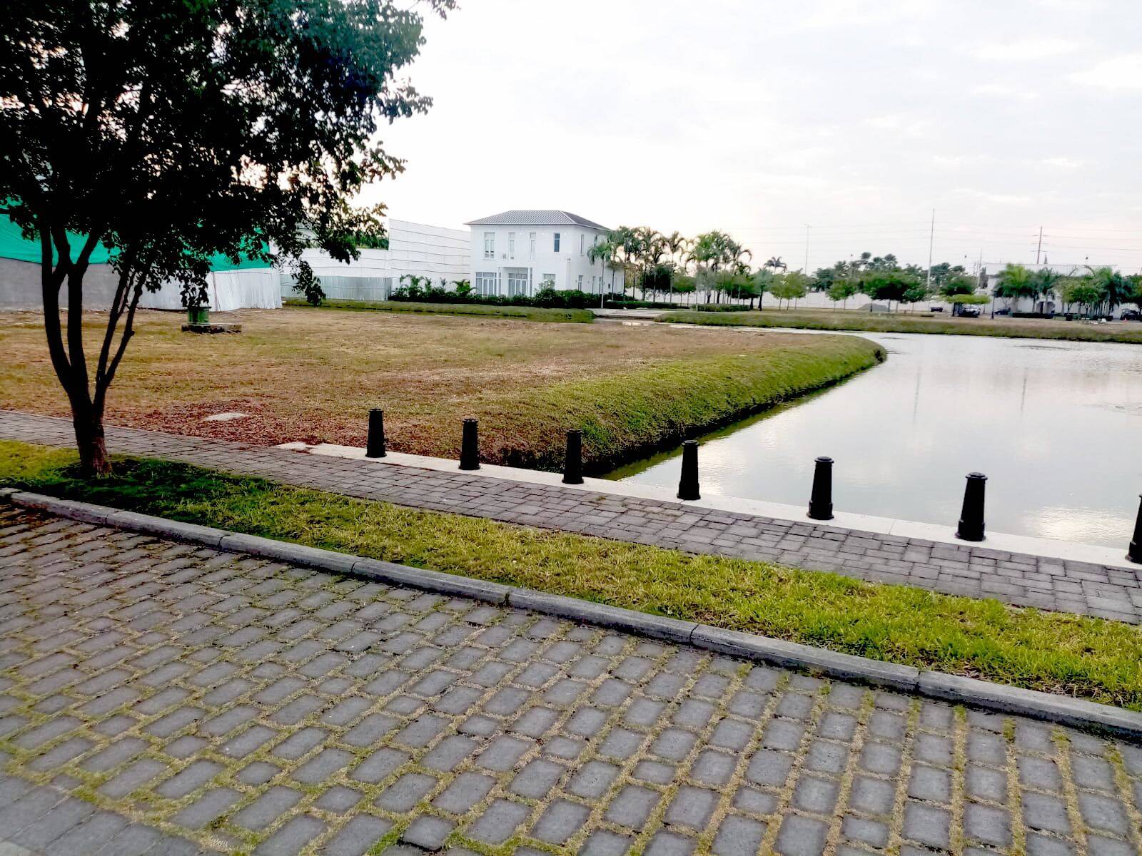 PROTECTO AL LAGO ESQUINERO EN AIRES DE BATAN