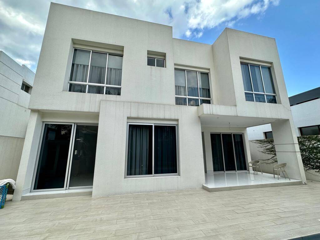 ARRECIFE  LINDA CASADE 4 DORMITORIOS EN VENTA CON PISCINA