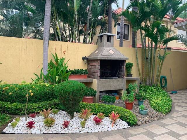 #1221 - Casa para Venta en Guayaquil - G