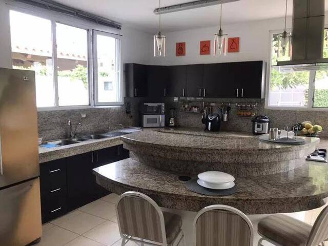 #1240 - Casa para Venta en Guayaquil - G