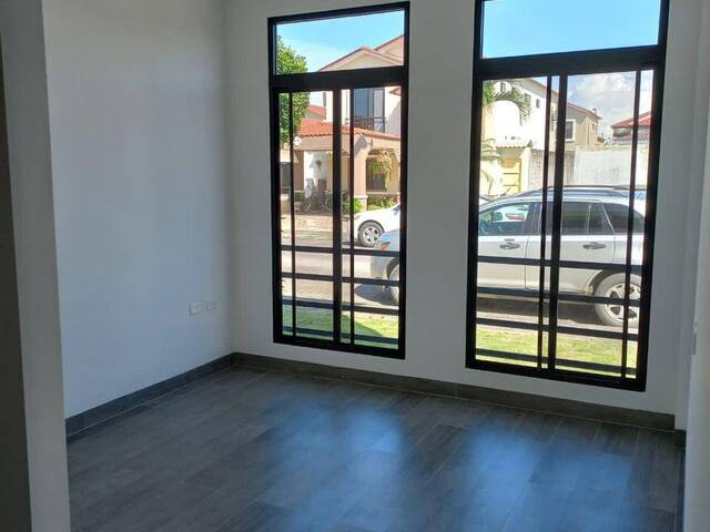 #1301 - Casa para Venta en Guayaquil - G