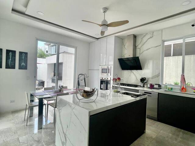 #1942 - Casa para Venta en Guayaquil - G - 1